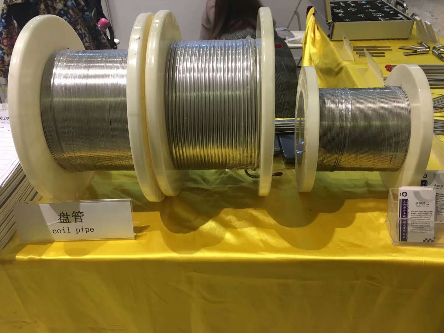 不銹鋼盤管，英文(不銹鋼盤管)，一般為 直徑0.5至20mm，厚度0.1至2.0mm的盤 裝或蚊香裝彎管;廣泛應用于化工，機械， 電子，電力，紡織，橡膠，食品，醫(yī)療器材 航空，航天，通信，石油等工業(yè)領域